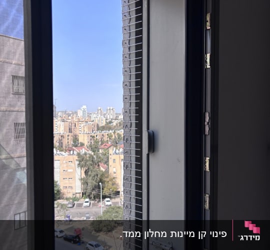 דוקרנים על חלון למניעת כניסת יונים